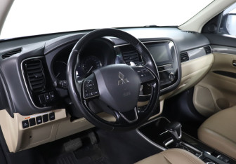Подержанный автомобиль Mitsubishi Outlander 2019 года (13 фото)