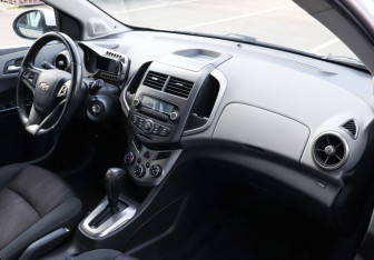 Подержанный автомобиль Chevrolet Aveo Hatchback 2012 года (8 фото)
