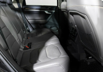 Подержанный автомобиль Volkswagen Touareg 2018 года (15 фото)