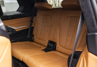 Подержанный автомобиль BMW X7 2021 года (18 фото)