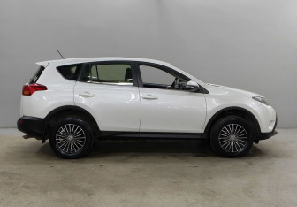 Подержанный автомобиль Toyota RAV4 2015 года (4 фото)