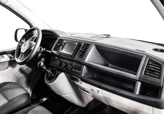 Подержанный автомобиль Volkswagen Transporter Van 2018 года (9 фото)