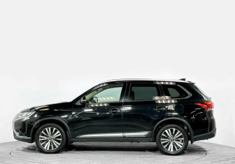 Подержанный автомобиль Mitsubishi Outlander 2019 года (3 фото)