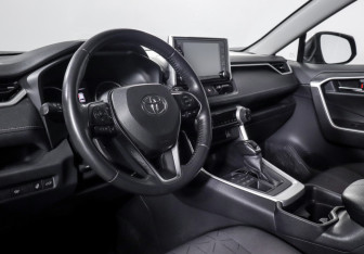 Подержанный автомобиль Toyota RAV4 2021 года (14 фото)