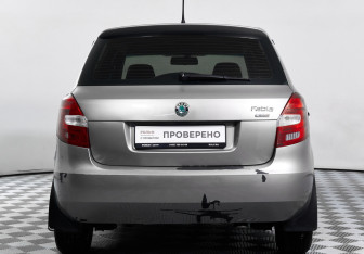 Подержанный автомобиль Skoda Fabia Hatchback 2011 года (6 фото)
