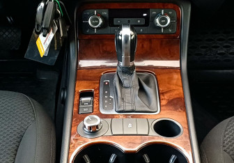 Подержанный автомобиль Volkswagen Touareg 2011 года (15 фото)