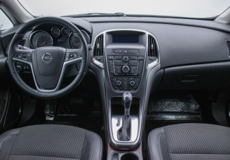 Подержанный автомобиль Opel Astra Hatchback 2011 года (13 фото)