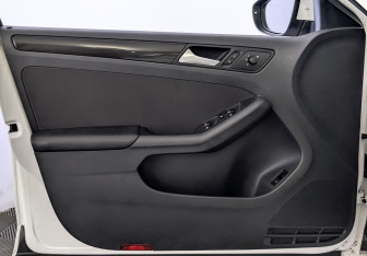 Подержанный автомобиль Volkswagen Jetta Sedan 2013 года (19 фото)