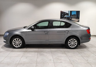 Подержанный автомобиль Skoda Octavia Liftback 2014 года (8 фото)