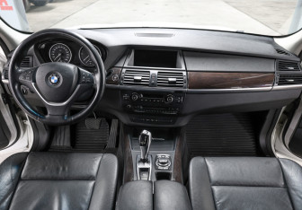 Подержанный автомобиль BMW X5 2010 года (15 фото)