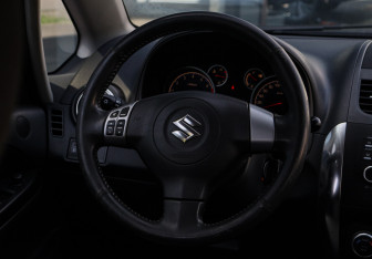 Подержанный автомобиль Suzuki SX4 Hatchback 2010 года (11 фото)