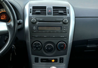 Подержанный автомобиль Toyota Corolla Sedan 2011 года (13 фото)