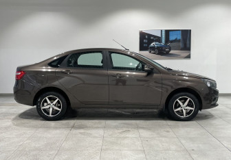 Подержанный автомобиль LADA (ВАЗ) Vesta Sedan 2018 года (4 фото)