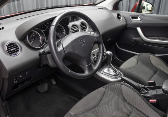 Подержанный автомобиль Peugeot 308 Hatchback 2011 года (16 фото)