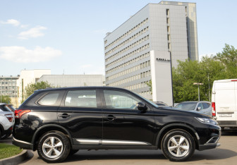 Подержанный автомобиль Mitsubishi Outlander 2018 года (3 фото)