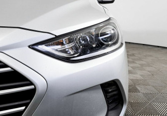 Подержанный автомобиль Hyundai Elantra Sedan 2018 года (5 фото)