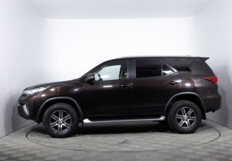 Подержанный автомобиль Toyota Fortuner 2018 года (8 фото)