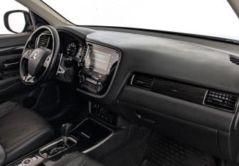Подержанный автомобиль Mitsubishi Outlander 2017 года (13 фото)