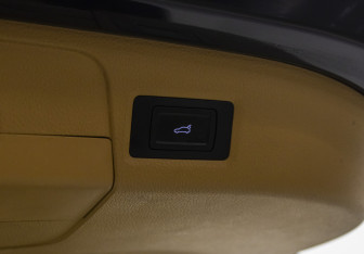 Подержанный автомобиль Voyah Dream 2023 года (30 фото)