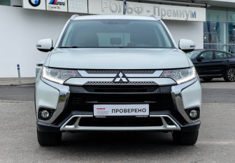 Подержанный автомобиль Mitsubishi Outlander 2020 года (2 фото)