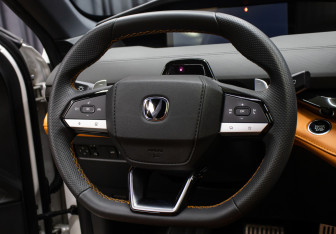 Подержанный автомобиль Changan UNI-V 2023 года (17 фото)