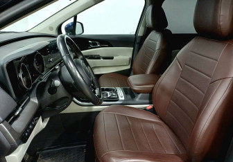 Подержанный автомобиль Kia Carnival 2021 года (21 фото)