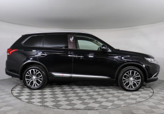 Подержанный автомобиль Mitsubishi Outlander 2018 года (4 фото)