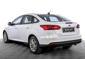 Подержанный автомобиль Ford Focus Sedan 2017 года (7 фото)