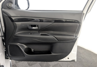 Подержанный автомобиль Mitsubishi Outlander 2022 года (24 фото)