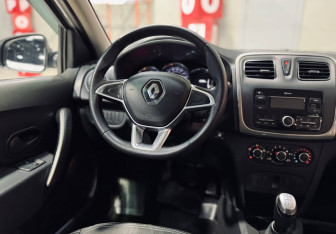 Подержанный автомобиль Renault Sandero 2021 года (12 фото)