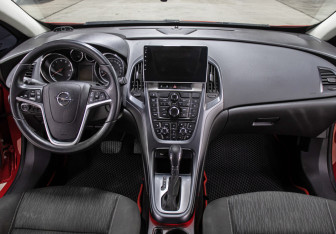 Подержанный автомобиль Opel Astra Hatchback 2012 года (14 фото)