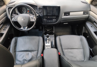 Подержанный автомобиль Mitsubishi Outlander 2015 года (10 фото)