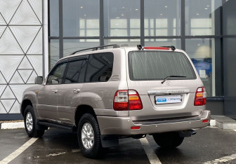 Подержанный автомобиль Toyota Land Cruiser Suv 2000 года (7 фото)