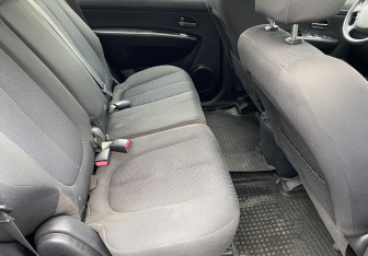 Подержанный автомобиль Kia Carens 2011 года (11 фото)