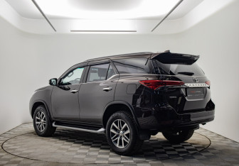 Подержанный автомобиль Toyota Fortuner 2018 года (7 фото)