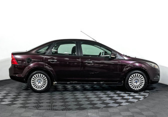 Подержанный автомобиль Ford Focus Sedan 2010 года (4 фото)