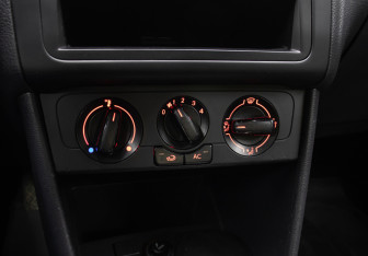 Подержанный автомобиль Volkswagen Polo Sedan 2012 года (18 фото)