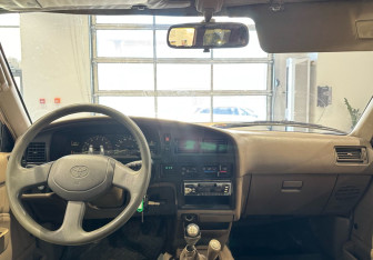 Подержанный автомобиль Toyota 4Runner 1995 года (11 фото)