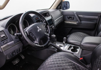 Подержанный автомобиль Mitsubishi Pajero 2013 года (9 фото)