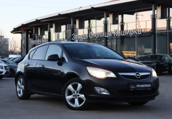 Подержанный автомобиль Opel Astra Hatchback 2011 года (17 фото)