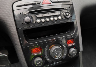 Подержанный автомобиль Peugeot 308 Hatchback 2013 года (14 фото)