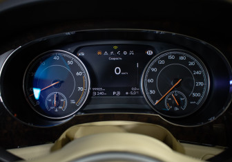 Подержанный автомобиль Bentley Bentayga 2016 года (14 фото)