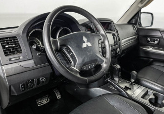 Подержанный автомобиль Mitsubishi Pajero 2013 года (13 фото)