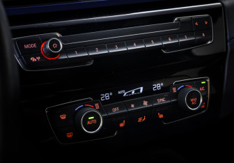 Подержанный автомобиль BMW X1 2020 года (19 фото)