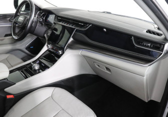 Подержанный автомобиль Jeep Grand Cherokee 2022 года (10 фото)