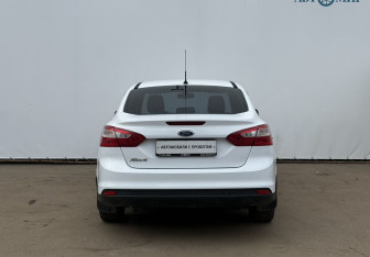 Подержанный автомобиль Ford Focus Sedan 2012 года (6 фото)