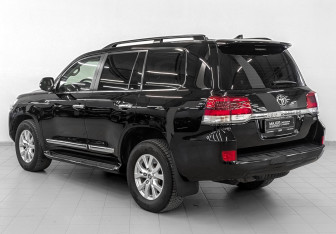 Подержанный автомобиль Toyota Land Cruiser Suv 2016 года (7 фото)