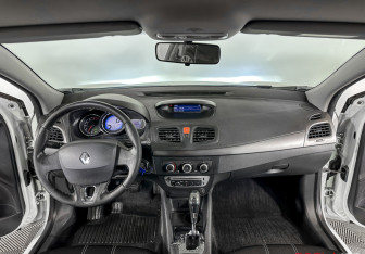 Подержанный автомобиль Renault Fluence 2014 года (12 фото)