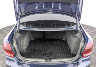 Подержанный автомобиль Volkswagen Polo Sedan 2017 года (10 фото)