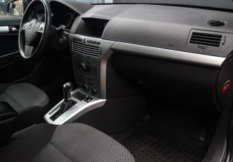 Подержанный автомобиль Opel Astra Sedan 2014 года (9 фото)